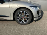 20インチ ジャガー純正アルミホイール装着です ご要望いただけば様々なオプションホイールとも交換可能です(有料の場合もあります)