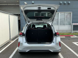 バックドアは大きく開きます。定員乗車時でも十分広いラゲッジスペースを確保しています