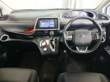 運転席まわりは視認性が高く、初めての方でも扱いやすいレイアウトが魅力です