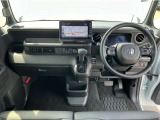 ドライバーを包み込むように、ディスプレーやスイッチ、コンソールを配置。座った瞬間から運転への期待が!空間そのものの心地よさにこだわっています。