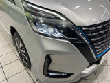 【LEDヘッドライト】悪天候や夜間走行時も良好な視界を確保し安心して運転できる高輝度LEDヘッドライトを装備!点灯速度が早く、消費電力も抑えられています。