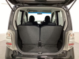 開口部も広く荷物の積み下ろしもしやすいお車となっております。シートの背もたれは5:5の割合で分割して可倒できるので、長いお荷物などを載せることもできます。
