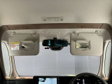 両席のサンバイザーにはバニティーミラーも付いています。身だしなみチェックには欠かせません。