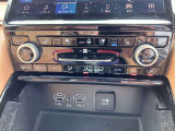 シンプルで操作しやすい運転席操作部 置き型充電もございます。
