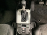 CVT車のセレクトレバーです。低速から高速まで、変速ショックのないスムーズな走りを実現するとともに、エンジン効率のよい領域を維持することで燃費にも貢献します。