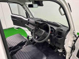 見易い計器類と運転し易いドライビングポジションは、視角も少なく前方&左右の見切りが良く運転し易いクルマです