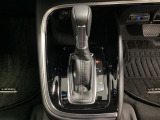 「e:HEV」は、モーター走行を中心にしながら電気エネルギーやエンジン動力を最も効率よく使い分けることができる賢いハイブリッドシステムです。サイドブレーキはスイッチ操作の電子制御パーキングブレーキです