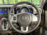 インテリアに合わせたデザインのステアリングは、運転される方のことも考え、運転しやすい形状、大きさです。是非一度、実際に触ってお確かめください。