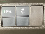 VSA装備車です。VSAはドライバーの操作と車の動きを見守っています。もし車の挙動が乱れたとき、4輪別々にブレーキをかけたり、エンジンパワーをしぼることによって車を安定させます。