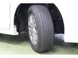 タイヤサイズ 195/65R15。スポーティでスタイリッシュなデザインの純正アルミホイールを装着しています。
