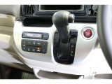 インパネシフトだから視線の移動も少なく足元もスッキリ♪運転席もゆったりしているのでゆとりを持ってドライブできますね!