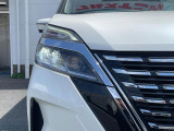 【LEDヘッドライト】悪天候や夜間走行時も良好な視界を確保し安心して運転できる高輝度LEDヘッドライトを装備!点灯速度が早く、消費電力も抑えられています。