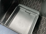 助手席にはアンダートレイも備えちょっとした収納に便利です。