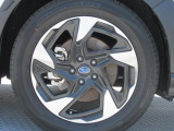 純正18インチアルミホイール。 タイヤサイズは225/55R18
