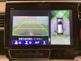 マルチビューカメラシステム搭載車です。お車の周囲を全方位でカバーします。後方・前方・両脇と、コンディションが悪い視界でもカラーモニターに映し出した映像がドライバーをサポートします。