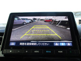 バックカメラが付いています。雨や夜でも後方確認が可能です。目視とあわせて、ご利用ください!