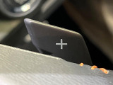 【パドルシフト】ハンドルから手を離さずに素早くシフトアップ&ダウンができるので、エンジンブレーキを使う下り坂や高速道路の合流で加速したい場面で役立ちます。