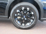 右前 18インチアルミホイール タイヤサイズは、225/60R18スポークの表面(天面)をシャープな質感のアルミ金属光沢(切削加工)で仕上げ、サイドや奥のベース部分にはブラック塗装