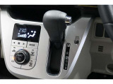 インパネシフトだから視線の移動も少なく足元もスッキリ♪運転席もゆったりしているのでゆとりを持ってドライブできますね!