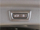 MINIの内装はとにかく『円』に拘ったデザインコンセプトが一目で伝わってきます。これほど円形に拘った車は他に御座いません。伝統のデザイン、トグルスイッチなど遊び心のある内装で御座います。