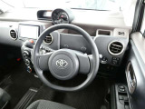 【運転席まわり】・・・ハンドルやシートなども隅々までクリーニング済み。キレイな車内でドライブがより一層快適にお楽しみいただけると思います。