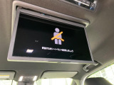 【14型有機ELフリップダウン】三列目からでも迫力のエンタメが観れる大画面フリップダウン。有機ELのモニターでは、一般的なフリップダウンよりも高コントラストでキレイな映像を楽しめます。