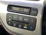 【オートエアコン】一度お好みの温度に設定すれば、車内の温度を検知し風量や温度を自動で調整。暑い&hellip;寒い&hellip;と何度もスイッチ操作をする必要はありません。快適な車内空間には必須の機能ですね♪