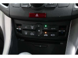 運転席と助手席の温度設定の変更が可能な左右独立タイプのデュアルエアコンです♪♪♪暑がりな人・寒がりな人も誰もが車内を快適にお過ごしいただけます♪♪♪