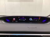 デジタル表示のスピードメーターとタコメーターを大きく配した見やすいメーター部になっています。左側のインフォメーション画面でオドメーターや燃費などの情報を確認できます。