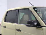 電動格納ミラーになっておりますので、車内からミラーの角度の調節、開いたり・格納ができて便利です♪