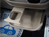 引き出して大きめトレーとして、しまったままでも小物置きとして、運転席からも助手席からも自在に使えるドリンクホルダー付のトレーです。