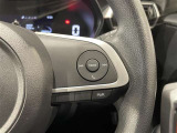 ステアリングスイッチ付きで、運転中に視線を前に向けたまま操作できます。