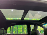 【大型サンルーフ】車内の解放感が一気に上がる大型のパノラマルーフ!季節を問わず開放的で快適なドライブをお楽しみいただけます。流通量も少なく希少価値の高い人気の装備です♪
