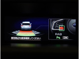 後退ブレーキアシスト機能も装備!画面表示と警告音で危険をお知らせいたします!リヤバンパーに装備した4つのセンサーが障害物を察知!!状況によってはブレーキも作動します!!