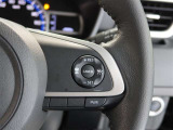 アダプティブクルーズコントロール機能付きです。走行中に先行車の様子を検知しながら、設定した車速の範囲内で先行車との距離のキープを支援します。詳細は販売店スタッフまでおたずねください。