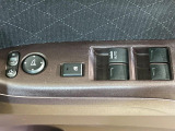 【電動格納ミラー】サイドミラーは電動格納式となっており、狭い駐車場でもキズがつくリスクを抑えられます。