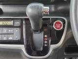 運転席より操作性の良いシフトレバーと、オートエアコンのスイッチ等の画像です。
