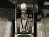 CVT車のセレクトレバーです。低速から高速まで、変速ショックのないスムーズな走りと、エンジン効率のよい領域を維持して燃費にも貢献します。