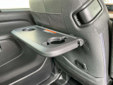 後部座席用テーブル・ドリンクホルダーです。