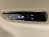 ルーフ中央にエアコン操作パネルがついていますので、2列目・3列目にお乗りの方も快適に過ごせます。