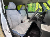 運転席まわりには十分なスペースがあり、大柄な方でもゆったり運転していただける環境です。
