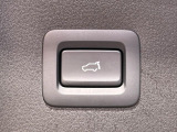 【パワーバックドア】スマートキーや運転席のボタンを押すだけでリアゲートが自動で開閉します!荷物を持っている時や、高い位置にあるバックドアを閉める際に便利な機能です♪
