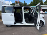 こちらのお車は、助手席側が電動スライドドアになってます!軽い力で開きます!お子様の乗降りもしやすくなっています!