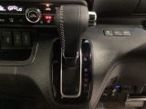 CVT車のセレクトレバーです。低速から高速まで、変速ショックのないスムーズな走りを実現するとともに、エンジン効率のよい領域を維持することで燃費にも貢献します。