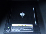 ワイヤレス充電器を装備☆ワイヤレス充電規格Qiに適合したスマートフォンを充電エリアに置くだけけで充電されます☆とっても便利な機能ですね