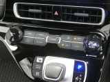 【オートエアコン】車内温度を感知して自動で温度調整をしてくれるのでいつでも快適な車内空間を創り上げます!どの席に座っても快適なドライブが楽しめます♪