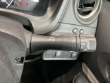 車外の明るさに応じでライトを点灯、消灯してくれるオートライト機能です☆お天気の良い昼間のトンネル走行などオートにしてると便利で安心です☆エンジン停止時にライトの消し忘れも無くなります☆