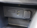 CD/DVD再生プレーヤーは装備されておりませんがフルセグTVチューナー、USB端子やブルートゥースオーディオは備えています。