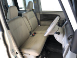 運転席の座面高さを調整できるシートリフターが付いています。フロントシートはベンチシートを採用で、座面も広く使い勝手もいいですよ♪