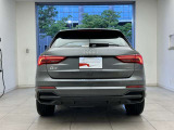 Audiのリヤディフューザーは、車両の後方での空気の流れを整え、乱流を減少させることで、走行安定性を向上させます。またスポーティで洗練された外観を提供し、全体のスタイルに一体感を持たせます。